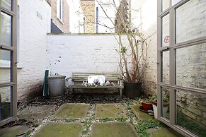 Bright Chic Garden Apartment