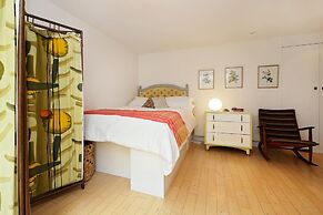 Bright Chic Garden Apartment