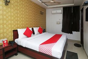 OYO 28053 Hotel Gayatri Palace