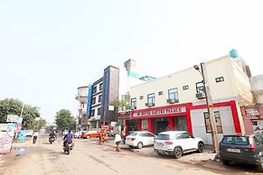 OYO 28053 Hotel Gayatri Palace