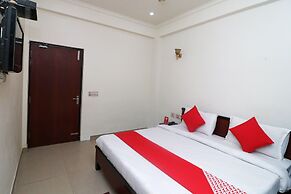 OYO 28053 Hotel Gayatri Palace