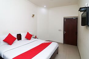 OYO 28053 Hotel Gayatri Palace