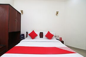 OYO 28053 Hotel Gayatri Palace