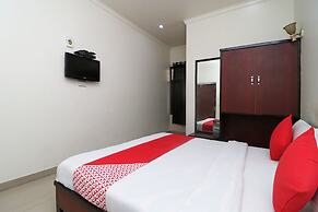 OYO 28053 Hotel Gayatri Palace