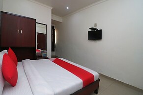 OYO 28053 Hotel Gayatri Palace