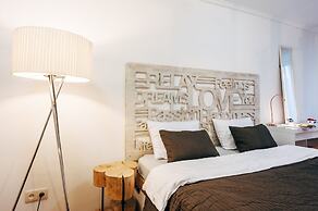 MalinaApt  Sophisticated red