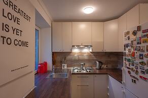 MalinaApt  Sophisticated red