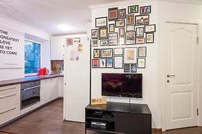 MalinaApt  Sophisticated red