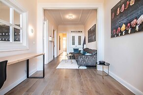 halu! Stylish & Bright Centre Home