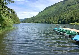 83MF - Lakeside - Hot Tub - WIFI - BBQ - Dock - Sleeps 4 NO PETS