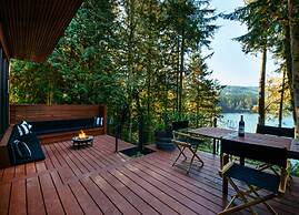 83MF - Lakeside - Hot Tub - WIFI - BBQ - Dock - Sleeps 4 NO PETS