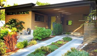 Modern In The Woodbury District 3 Bedroom Home by Redawning