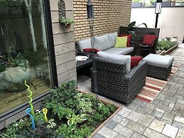 Modern In The Woodbury District 3 Bedroom Home by Redawning