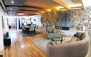 Modern In The Woodbury District 3 Bedroom Home by Redawning