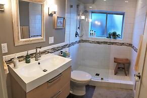 Modern In The Woodbury District 3 Bedroom Home by Redawning