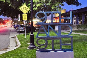 Modern In The Woodbury District 3 Bedroom Home by Redawning