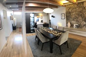 Modern In The Woodbury District 3 Bedroom Home by Redawning