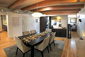 Modern In The Woodbury District 3 Bedroom Home by Redawning