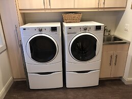 Modern In The Woodbury District 3 Bedroom Home by Redawning