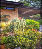 Modern In The Woodbury District 3 Bedroom Home by Redawning