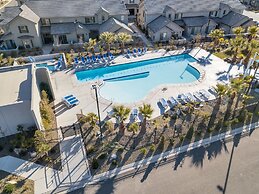 Poolside 3 Bedroom Apts by Redawning