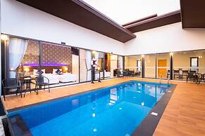 The Thames Pool Access Resort SHA+