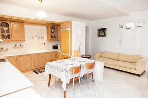 Apollon Stone Villa in Delphi