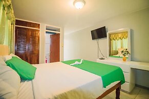 9 bed Villa Montego 10 Minute Walk to the Beach