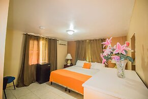 9 bed Villa Montego 10 Minute Walk to the Beach