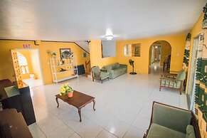 9 bed Villa Montego 10 Minute Walk to the Beach