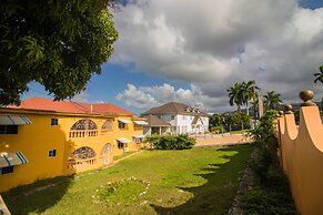 9 bed Villa Montego 10 Minute Walk to the Beach