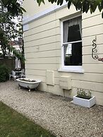 Cheltenham Cozy Retreat With 2 Bedrooms