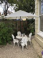 Cheltenham Cozy Retreat With 2 Bedrooms