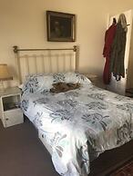 Cheltenham Cozy Retreat With 2 Bedrooms