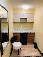 Motor City Inn & Suites