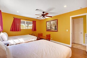 Las Vegas Elegance! Pool Table & Sparkling Pool! 3 Bedroom Home by Red