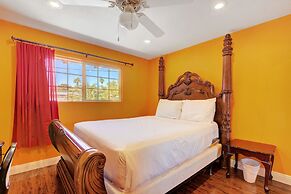 Las Vegas Elegance! Pool Table & Sparkling Pool! 3 Bedroom Home by Red