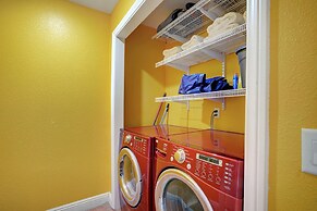 Las Vegas Elegance! Pool Table & Sparkling Pool! 3 Bedroom Home by Red