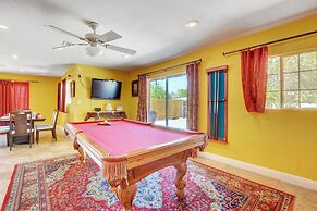 Las Vegas Elegance! Pool Table & Sparkling Pool! 3 Bedroom Home by Red