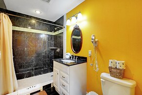 Las Vegas Elegance! Pool Table & Sparkling Pool! 3 Bedroom Home by Red