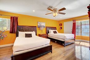 Las Vegas Elegance! Pool Table & Sparkling Pool! 3 Bedroom Home by Red