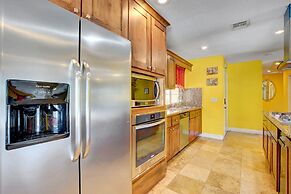 Las Vegas Elegance! Pool Table & Sparkling Pool! 3 Bedroom Home by Red