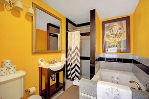 Las Vegas Elegance! Pool Table & Sparkling Pool! 3 Bedroom Home by Red