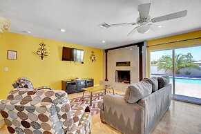 Las Vegas Elegance! Pool Table & Sparkling Pool! 3 Bedroom Home by Red