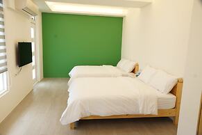 Meihua Lake Corner B&B