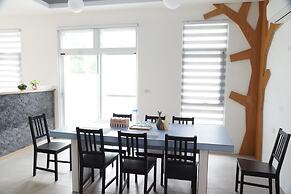 Meihua Lake Corner B&B