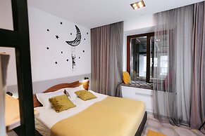 VDali Poshtel - Hostel