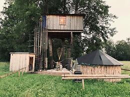Treehouse Magpies Nest With Bubble Pool