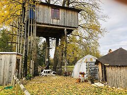 Treehouse Magpies Nest With Bubble Pool