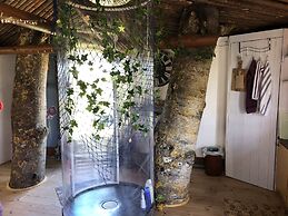 Treehouse Magpies Nest With Bubble Pool